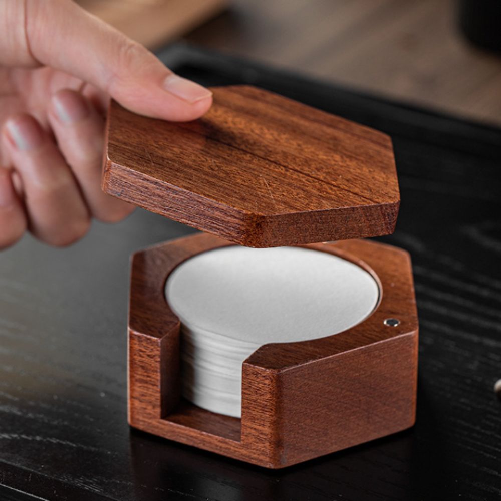 Coffee Equipment Organizer - กล่องใส่กระดาษกรองกาแฟทรงหกเหลี่ยมไม้เนื้อแข็ง ป้องกันฝุ่น ใช้ได้กับทุกแบบ พร้อมฝาปิดแม่เหล็กขนาดเล็ก
